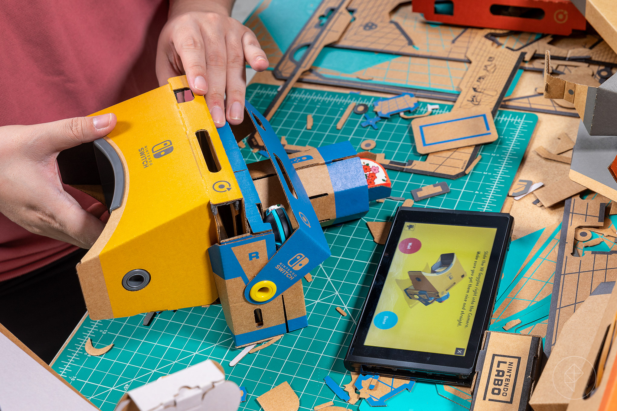 Nintendo Labo VR Kit - assembling the Goggles
